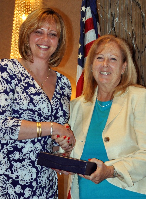 Kauffman (l) recognizes Kathleen Berganski in April as one of the chapter’s Unsung Heroes.